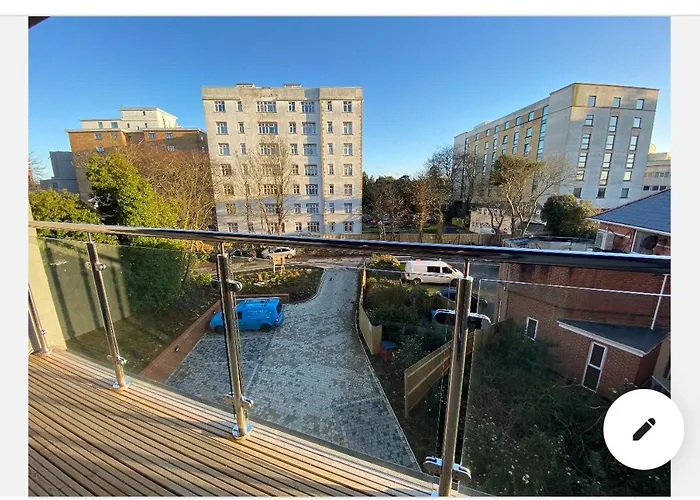 Bournemouth Bh1 Balcony With Parking Apartment