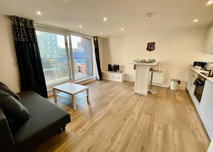 Bournemouth Bh1 Balcony With Parking Apartment
