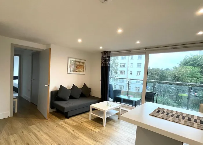 Bournemouth Bh1 Balcony With Parking Apartment